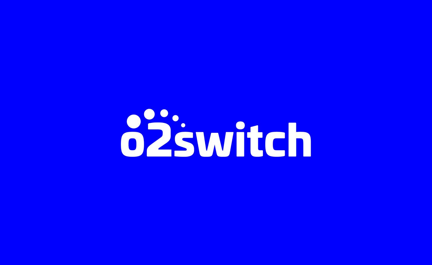 logo hébergeur o2switch sur fond bleu